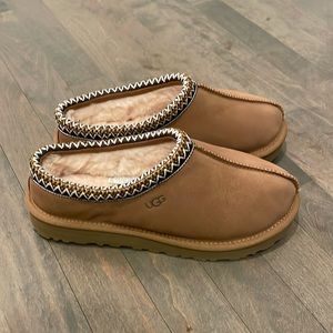 Women’s Size 7 Ugg Tasman slippers in Chestnut